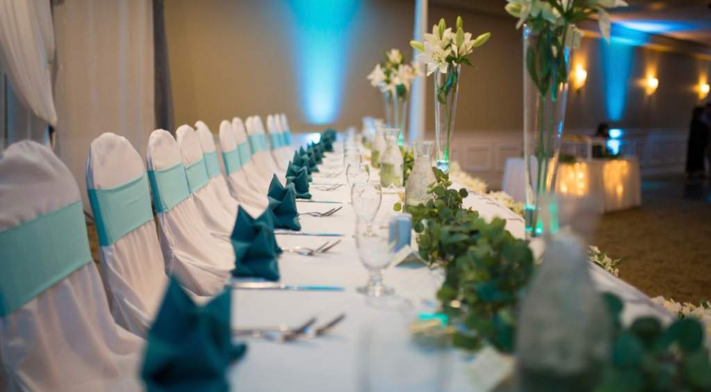 Banquets of Minnesota wedding head table decor